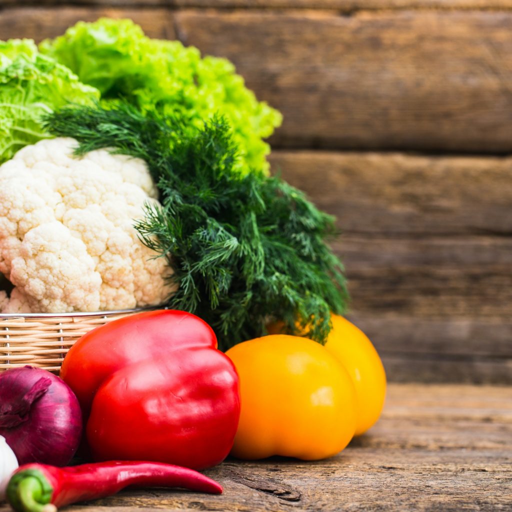 Composition with assorted raw organic vegetables